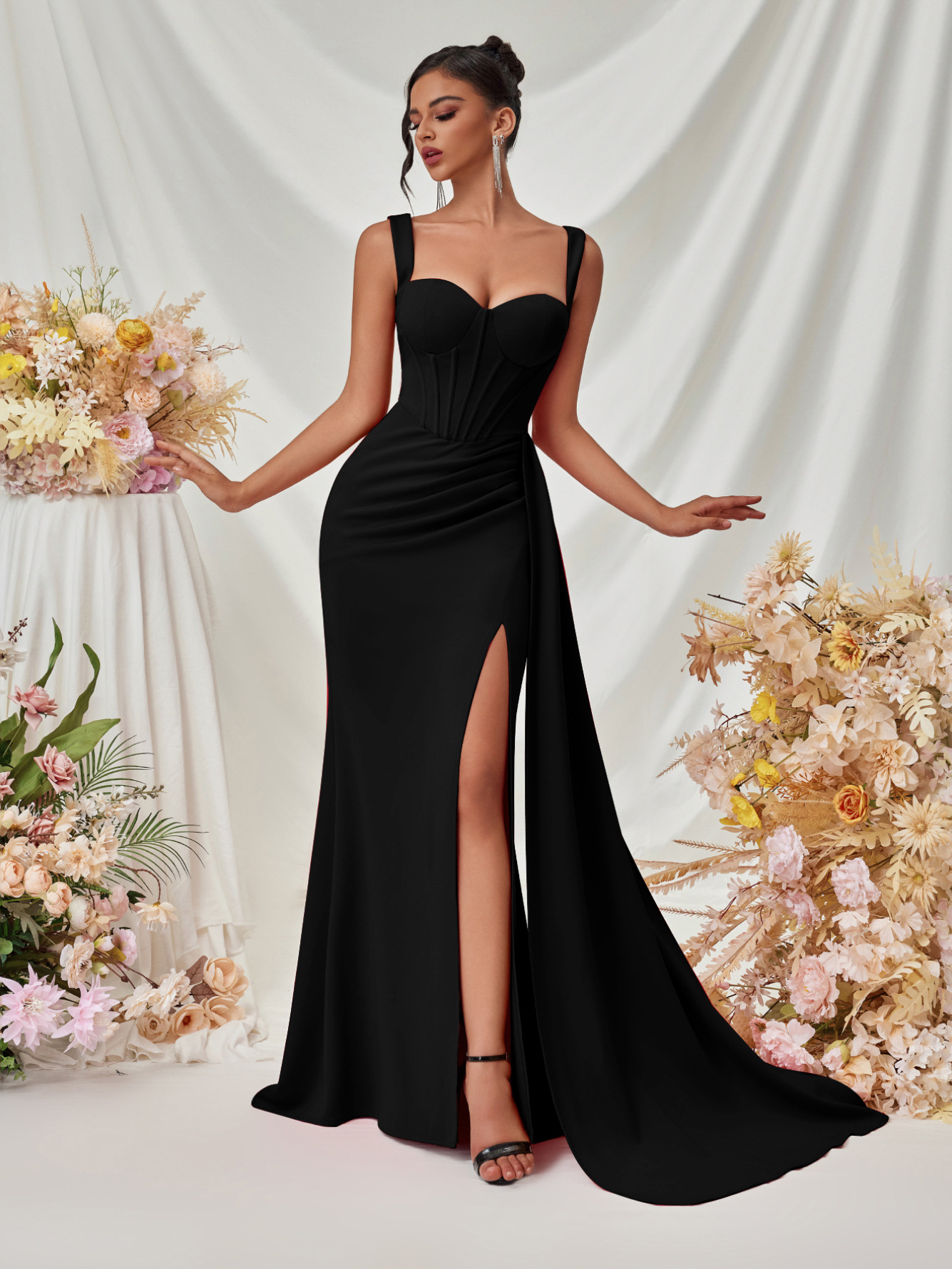 Nuevo vestido de noche sexy dividido de estilo europeo y americano, vestido largo con tirantes delgados de cadera de temperamento femenino de alta gama en stock