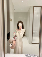 杏色V领扭结针织长袖连衣裙女秋季新款温柔风气质修身显瘦长裙ins