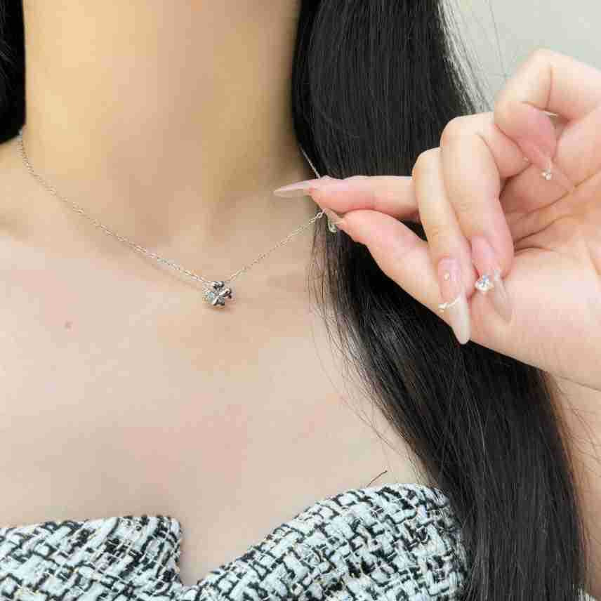 (2개) 2024 새로운 행운의 네 잎 클로버 목걸이 다이아몬드 목걸이 티타늄 스틸 칼라 본 하이 엔드 틈새 목걸이 도매