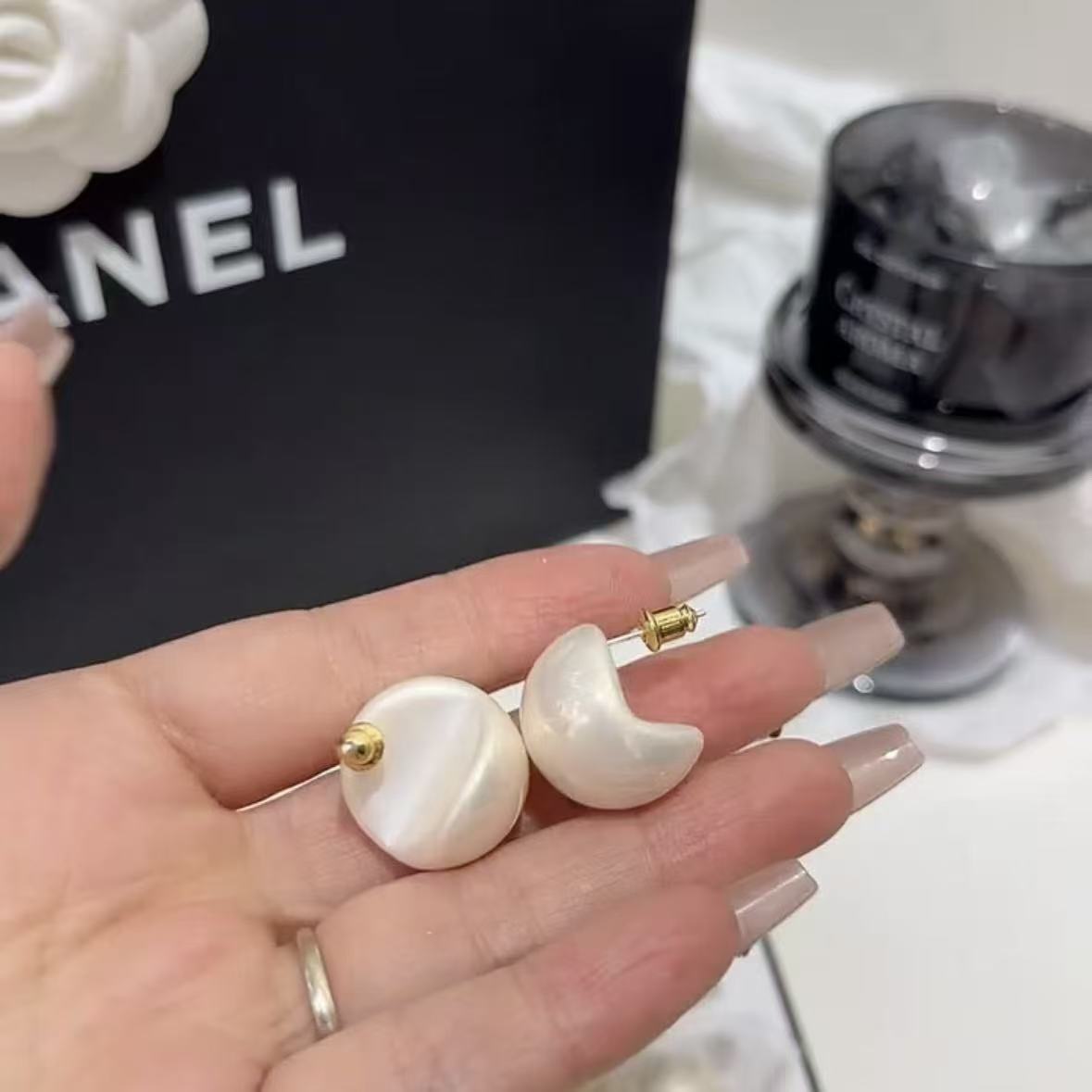 Año Nuevo Che Lizi boca abierta sonrisa media perla pendientes de diseño nicho sensación de pendientes para celebrar el temperamento del año de la vida original pendientes image 9