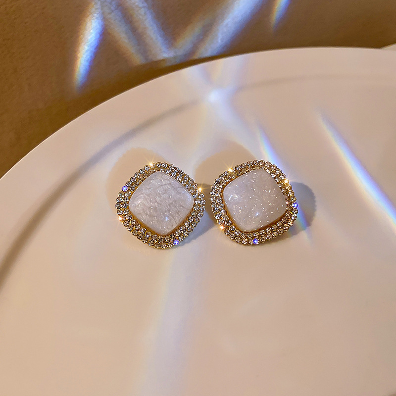 2021 Nouvelles Boucles D&#39;oreilles Carrées En Résine Serties De Diamants display picture 3