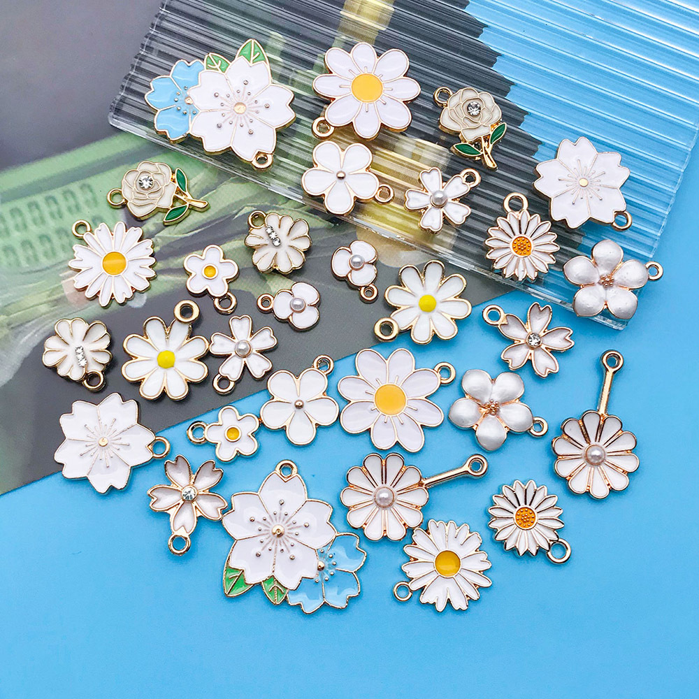 Colgantes de aleación con margarita y flor de cerezo esmaltadas