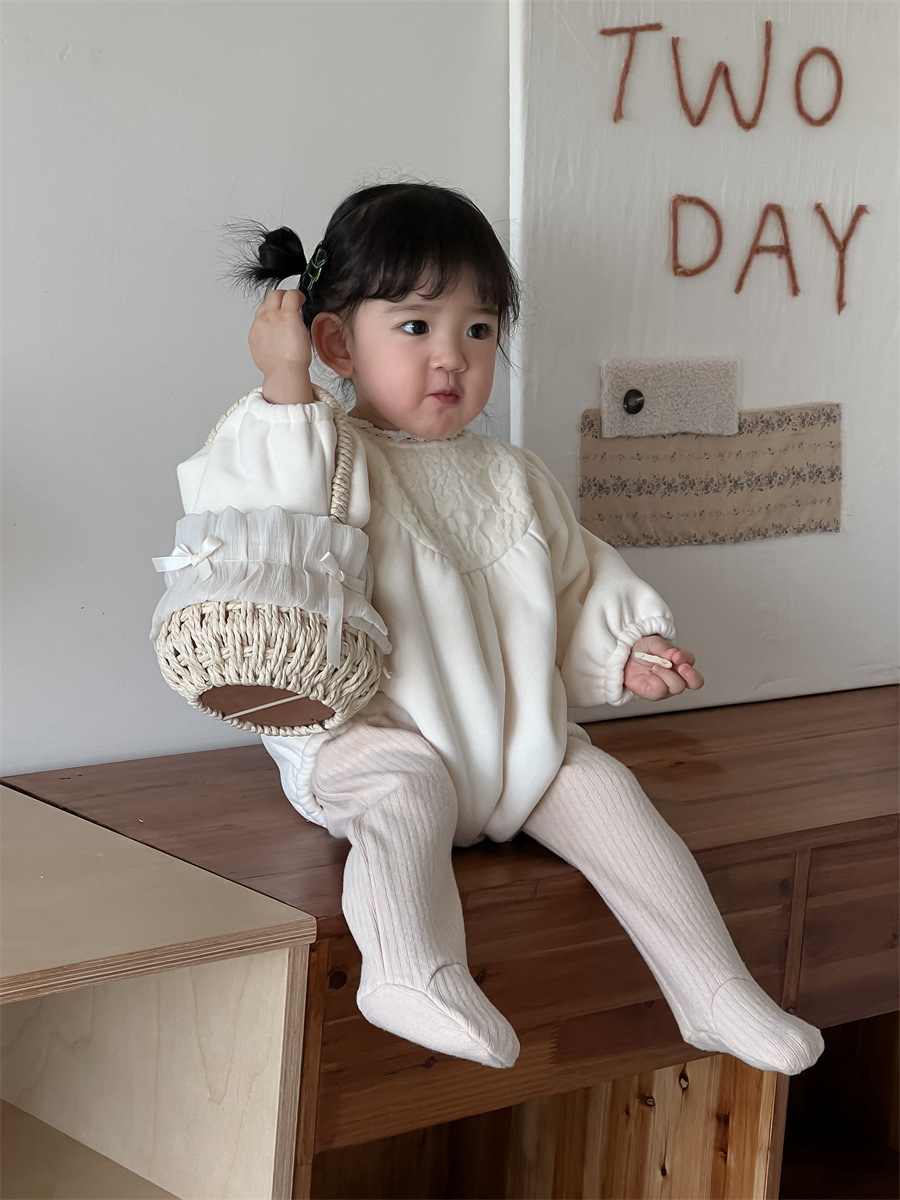 Ropa de otoño y invierno para bebés, ropa infantil coreana 2024 bebé engrosado, camiseta de niñas encaje de terciopelo en invierno
