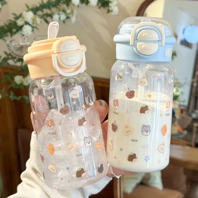 Стильный пластиковый стакан для девочек 2025 года, летний стакан для воды с двойной крышкой, портативный студенческий милый удобный стакан с трубочкой