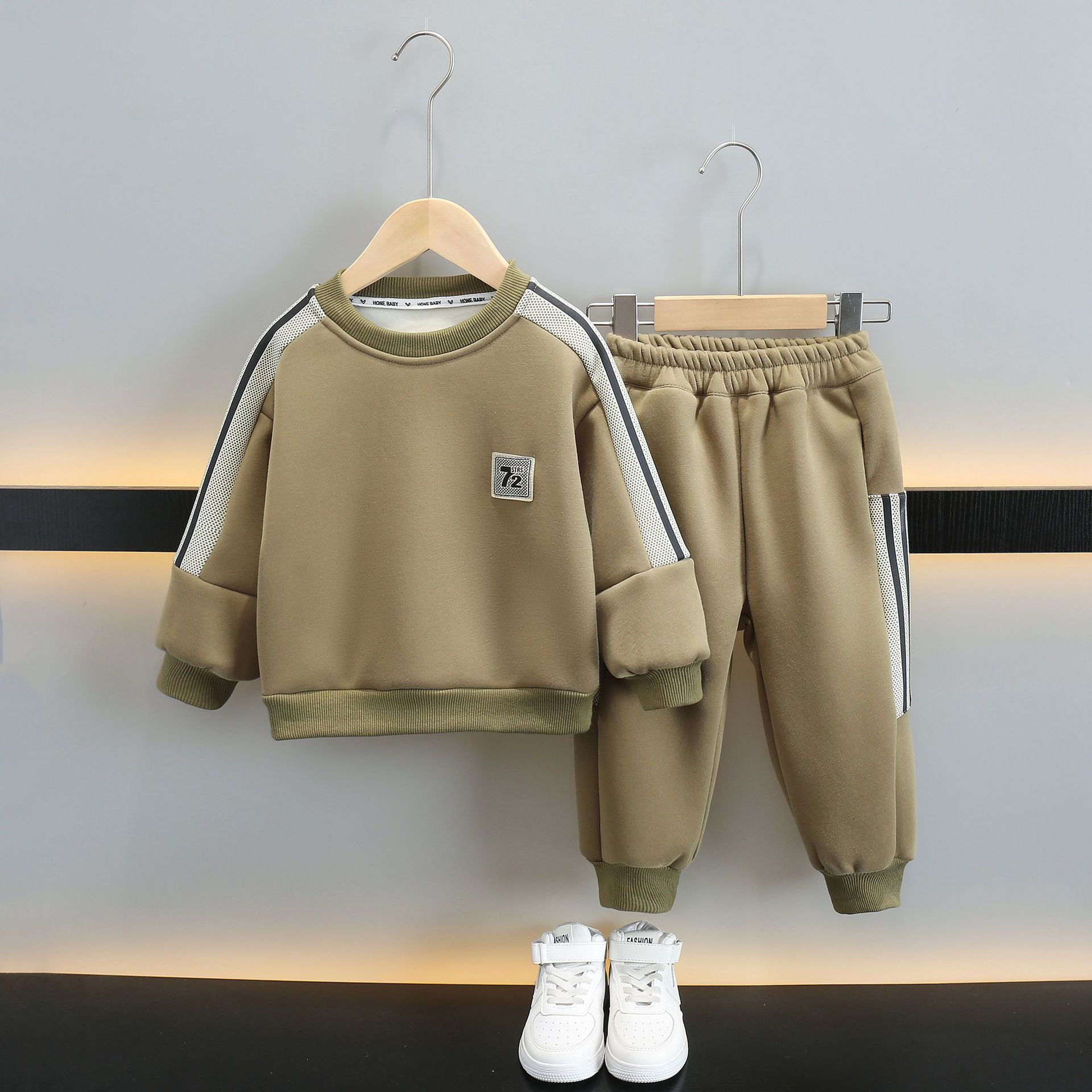 6744 traje de suéter para niños más terciopelo engrosamiento ropa de invierno para niños 2025 otoño e invierno nuevo traje deportivo para bebés de dos piezas