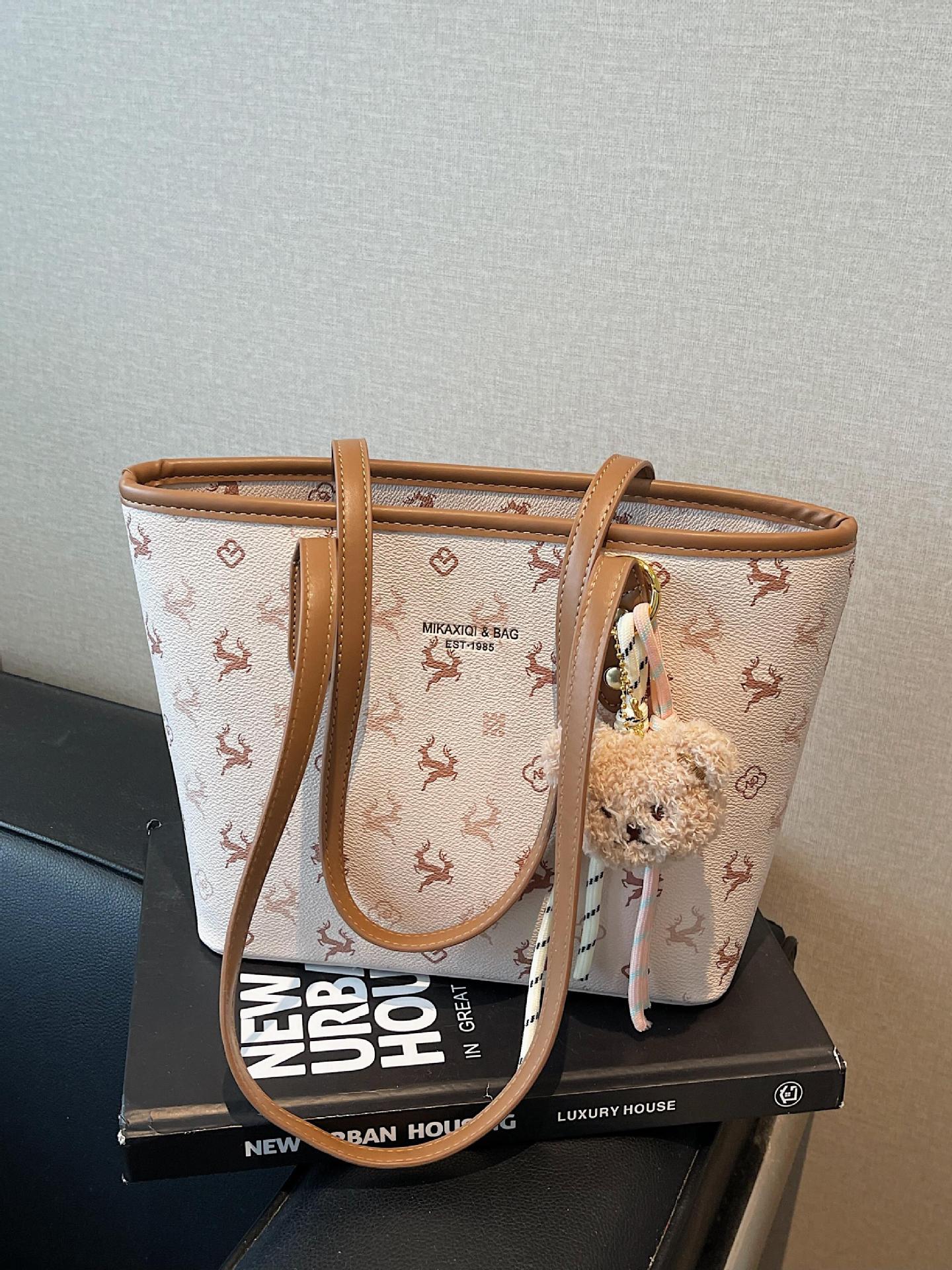 Bolsas de PU al por mayor de comercio exterior Bolsas de alta capacidad para mujeres 2025 Nuevos productos Bolsas de axilas de un solo hombro de alta gama para viajeros todo fósforo
