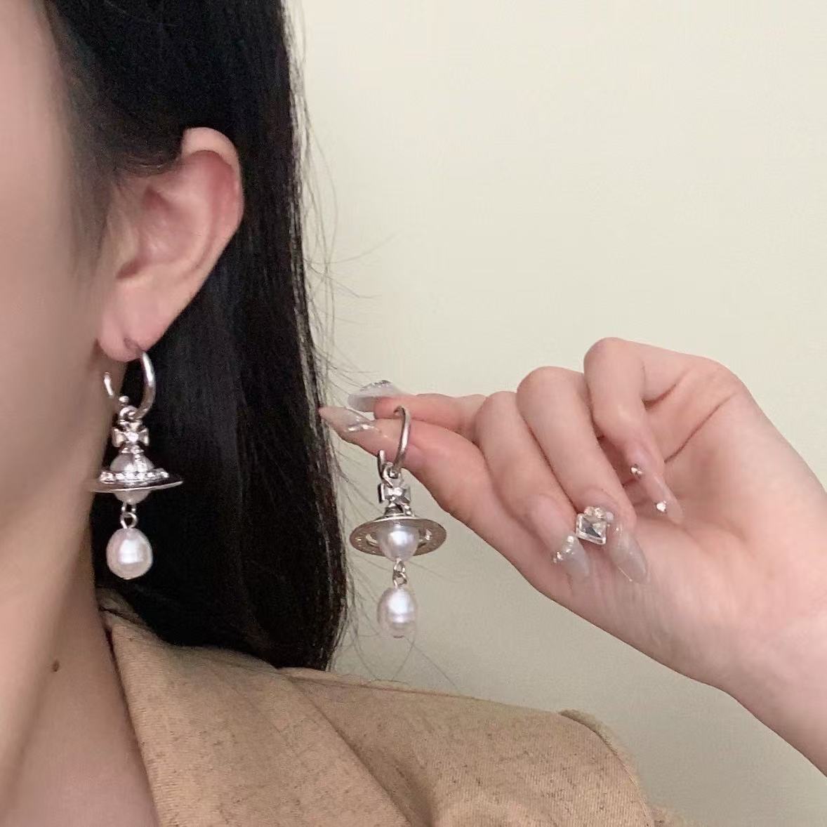 Classic three dimensional earrings drop-shaped from pearl with…