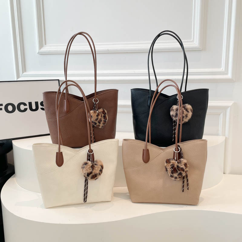Bolsa de mano de textura superior para mujeres 2026 nicho transfronterizo bolso de hombro ligero de lujo de gran capacidad de viaje a la braza