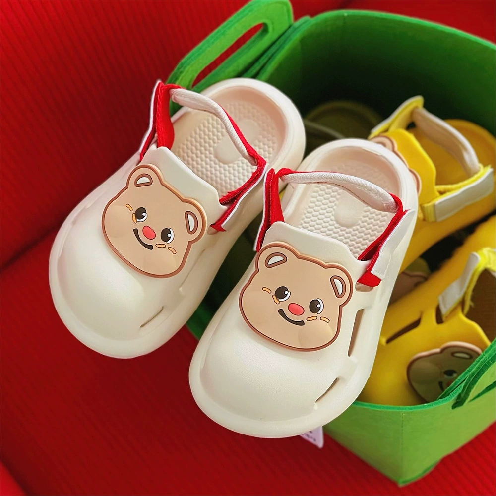 Модные сандалии с милым медведем, обувь в стиле крокодила, мягкая подошва, детские летние, для мальчиков и девочек, персонализированные, новинка 2025 года, пляжная обувь