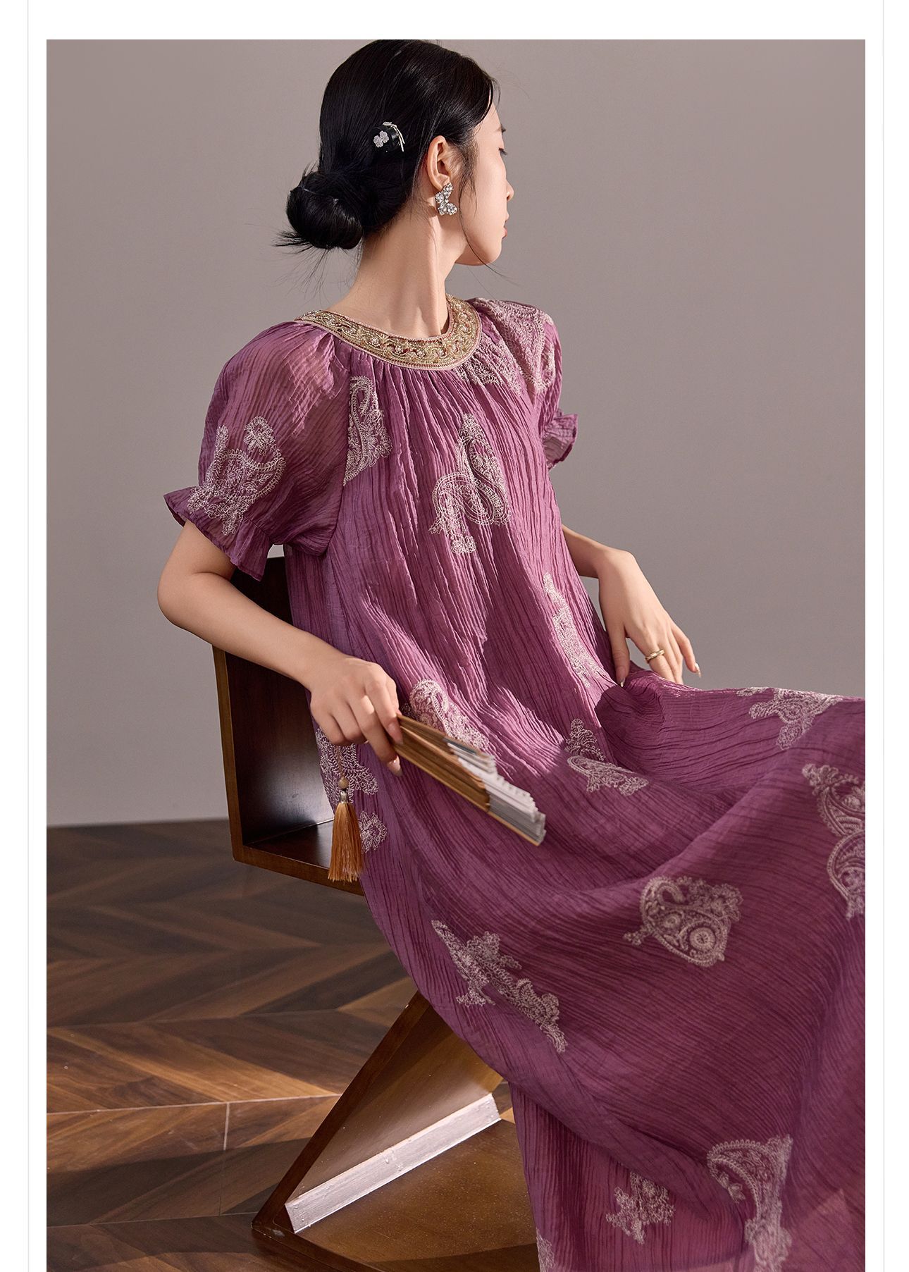 Đầm maxi nữ thêu họa tiết Chinoiserie cao cấp phong cách mới — Tím chi tiết 3