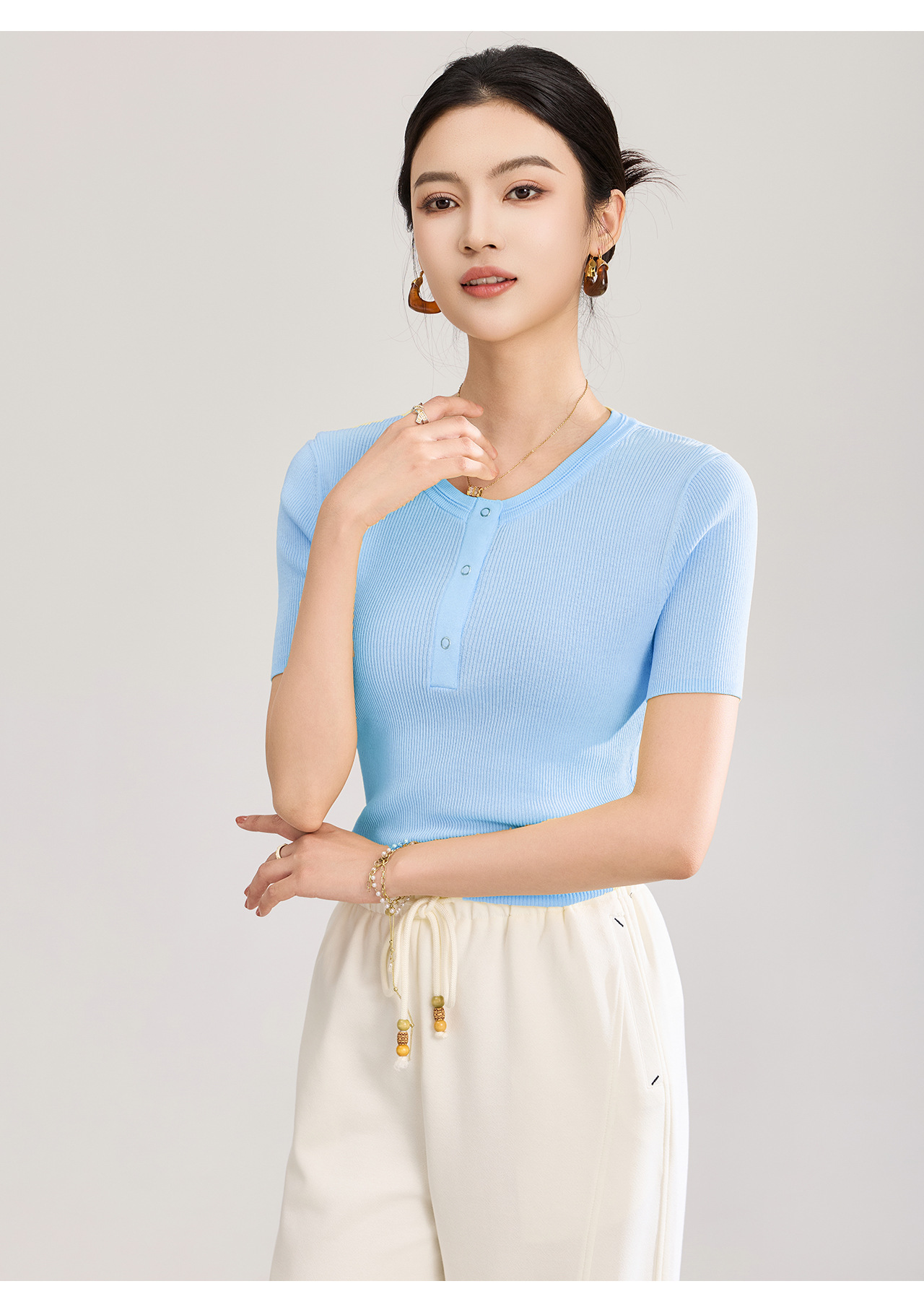 Áo thun nữ cổ tròn tay ngắn dệt kim siêu mịn form vừa vặn — màu đen chi tiết 21
