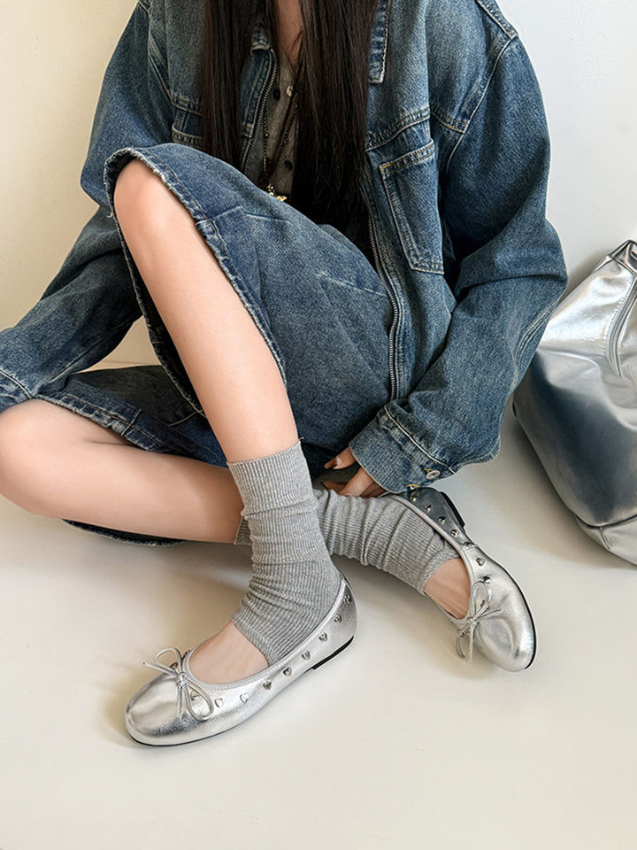Giày bệt nữ da bò đế bằng mũi tròn đính nơ và đinh tán, kiểu giày lười cổ thấp — màu đen chi tiết 19