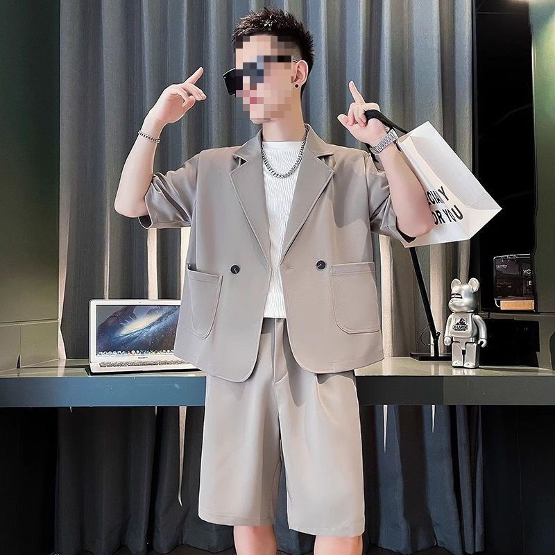 회색 녹색 정장