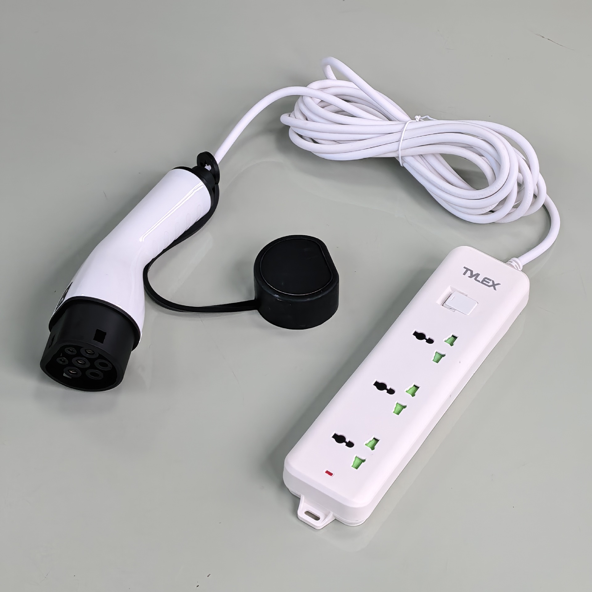 European Standard V2L New Energy Discharge Gun Socket for Electric Vehicles, Universal 220V 16A Ac Adapter