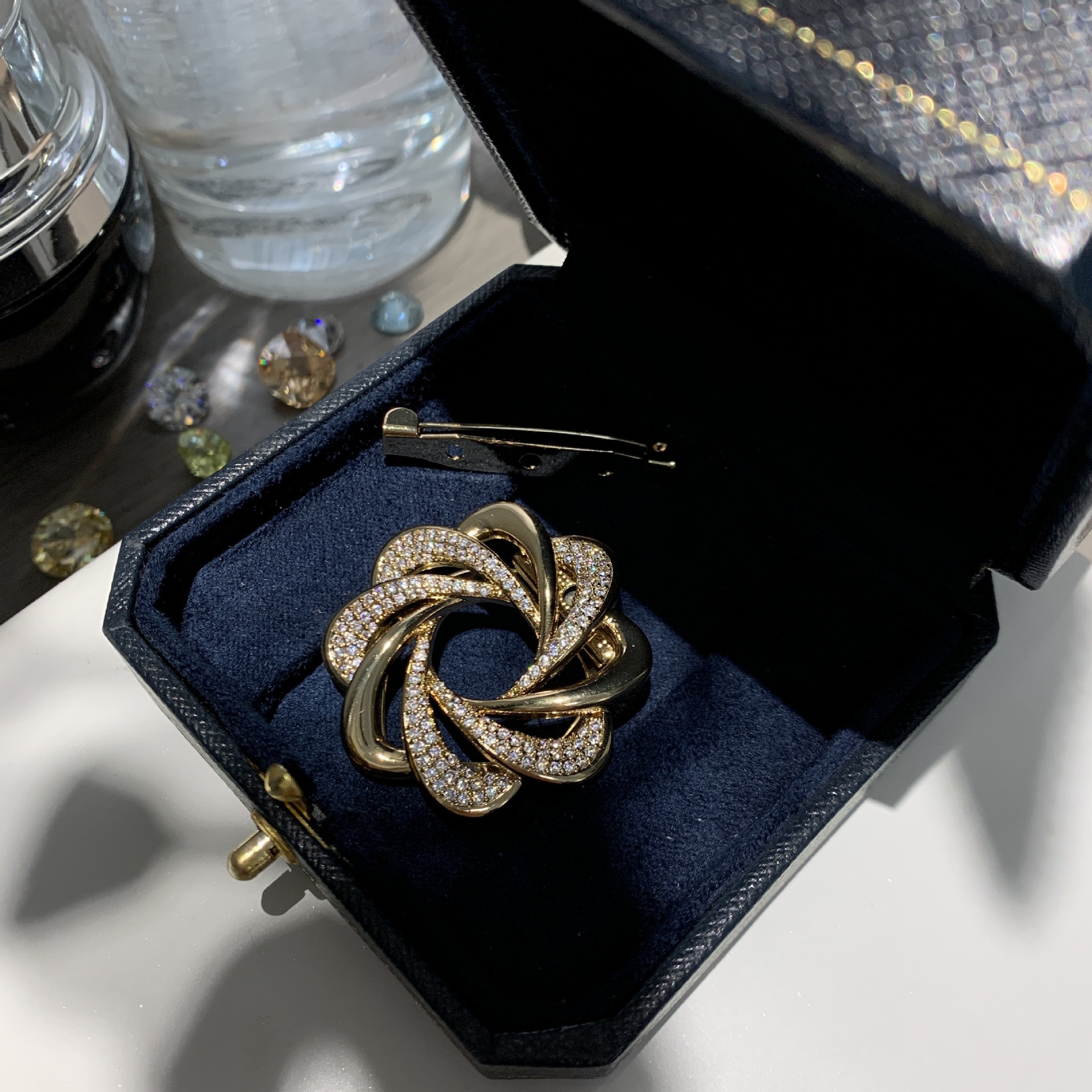 Boshin Cloud Exquisite Copper Zircon Flower Brooch Scarf Buckle Dual-Purpose Men's and Women's Suit Autumn and Winter Scarf Accessories