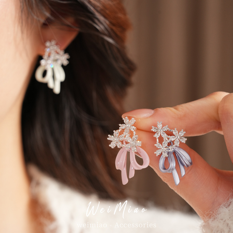 Aguja de plata goteando aceite de zircon flores arco pernos temperamento moda aretes dulces ligero lujo alta sensación de auriculares al por mayor
