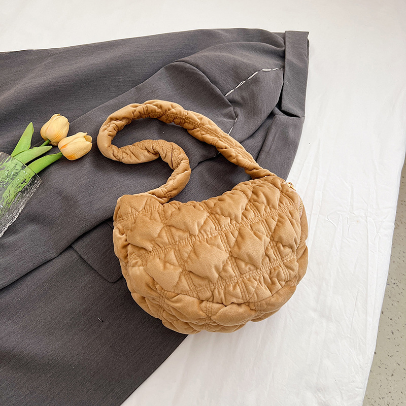 Nuevas nubes plisadas envuelven a las mujeres han bangchao nicho terciopelo envuelve albóndigas casuales envueltas en moda envueltas en un hombro y axilas
