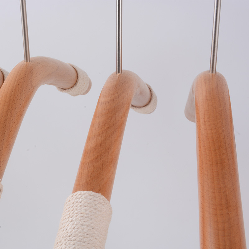 新しい子供の木のハンガーの韓国版の丸い棒のズボンは子供の実木のハンガーの服の店のケヤキの子供服のひものハンガーを挟みます。