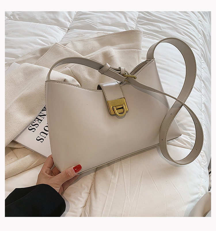 2021 New Bucket Female Bag Korean Solid Color Large-capacity Commuter Diagonal Bag display picture 33