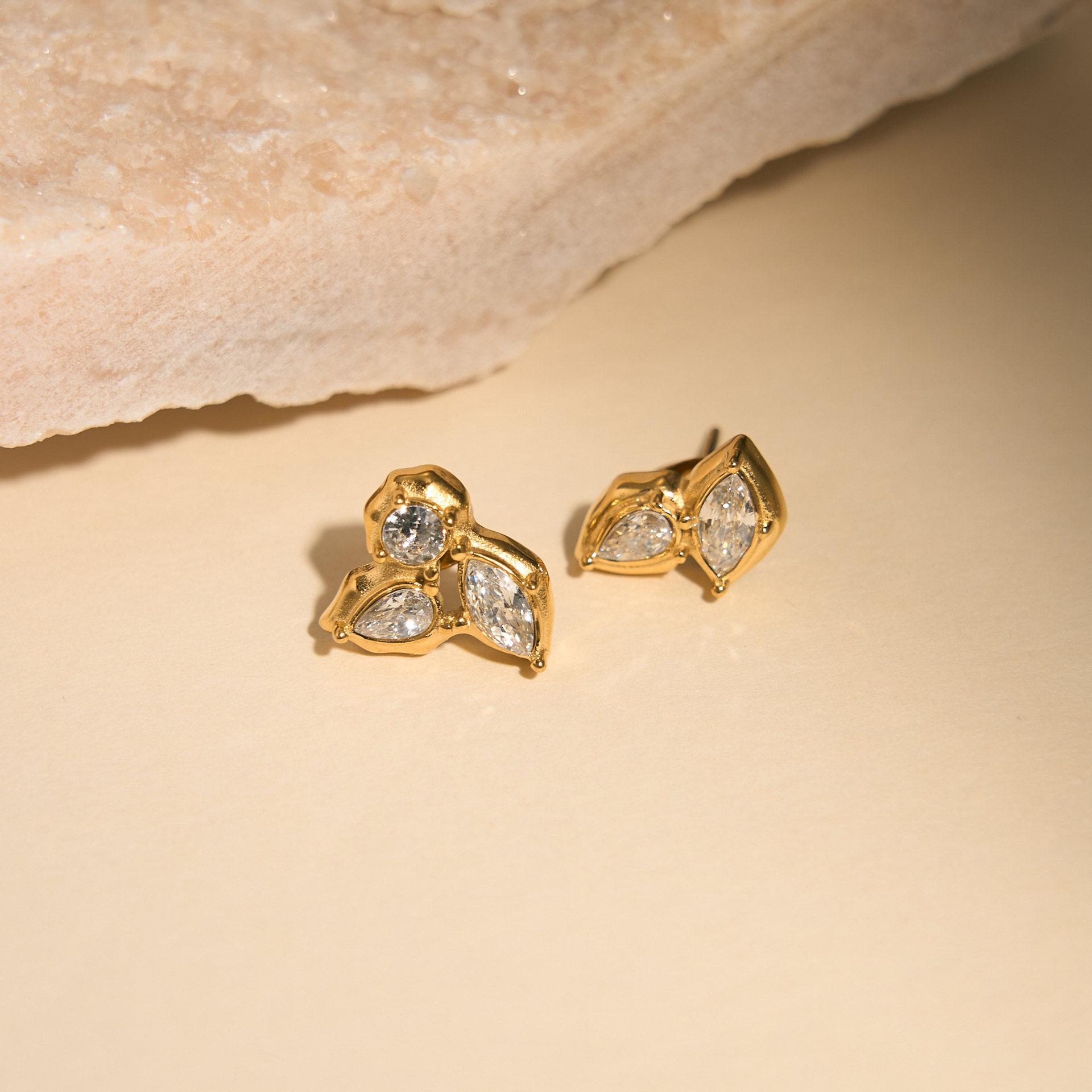 Solid Color Pattern 1 Pair Vacation Classic Style Solid Color Inlay Titanium Steel Rhinestones Ear Studs