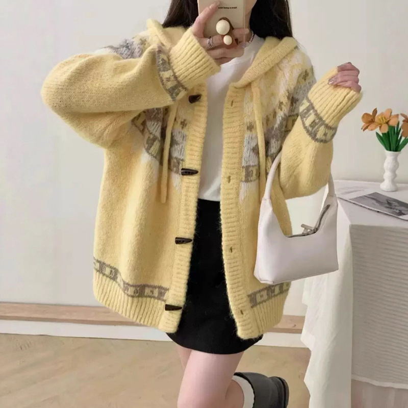 费尔岛菱格提花连帽毛衣外套女秋冬新款宽松慵懒风牛角扣针织开衫|undefined