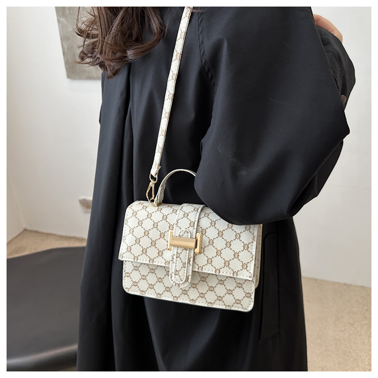 The 2024 new women's bag features a high-end texture, a niche and fashionable style, a retro and versatile small square bag, and a hand-held shoulder crossbody bag undefined