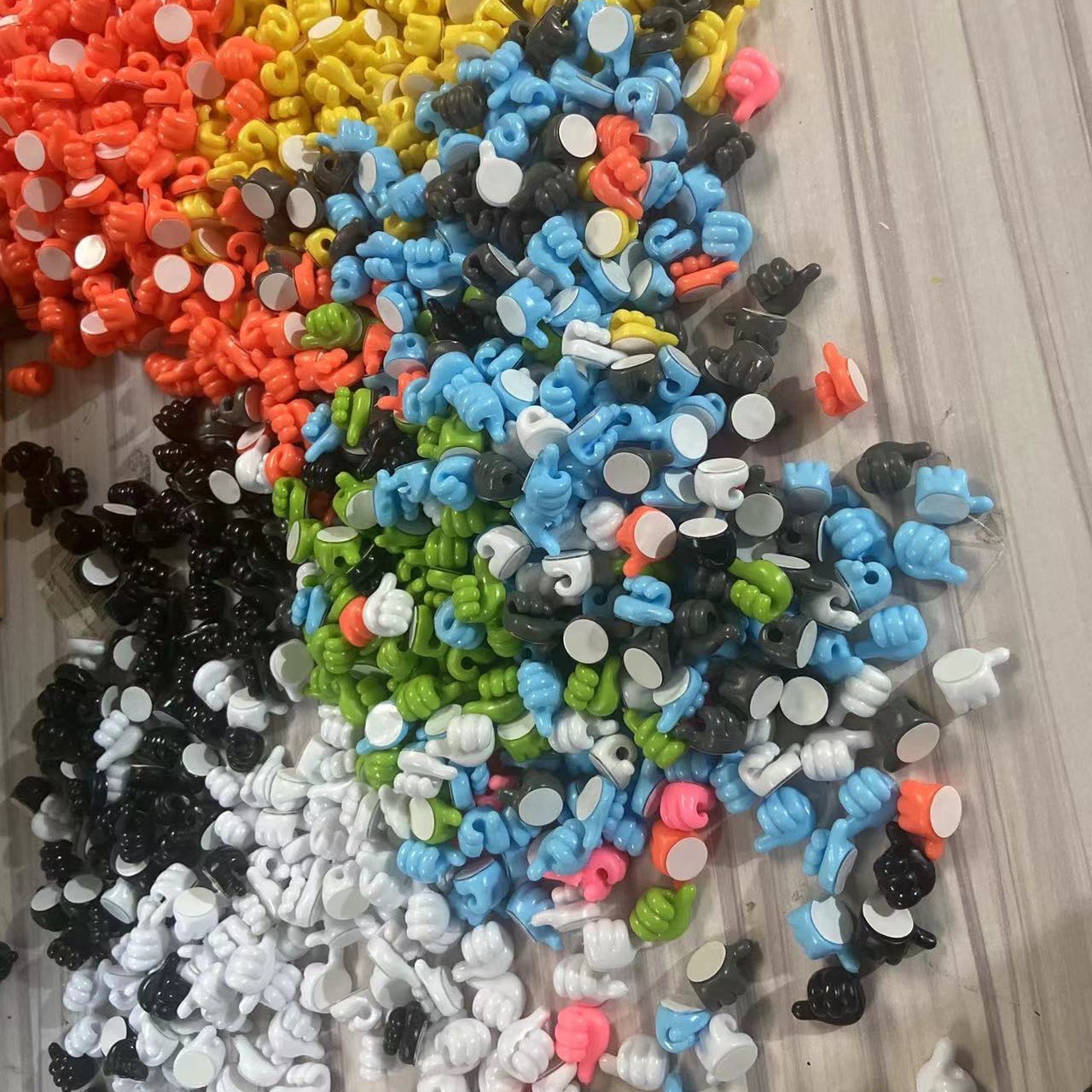 Colgador de gancho para pulgar, almacenamiento de cable de datos lindo creativo, dispositivo de gestión de cables fijo, gancho adhesivo sin perforaciones sin costuras