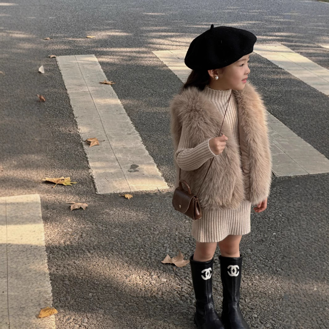 Stylish and elegant Korean-style faux fur vest for children, new autumn/winter 2026, fashionable and versatile trendy coat for girls.