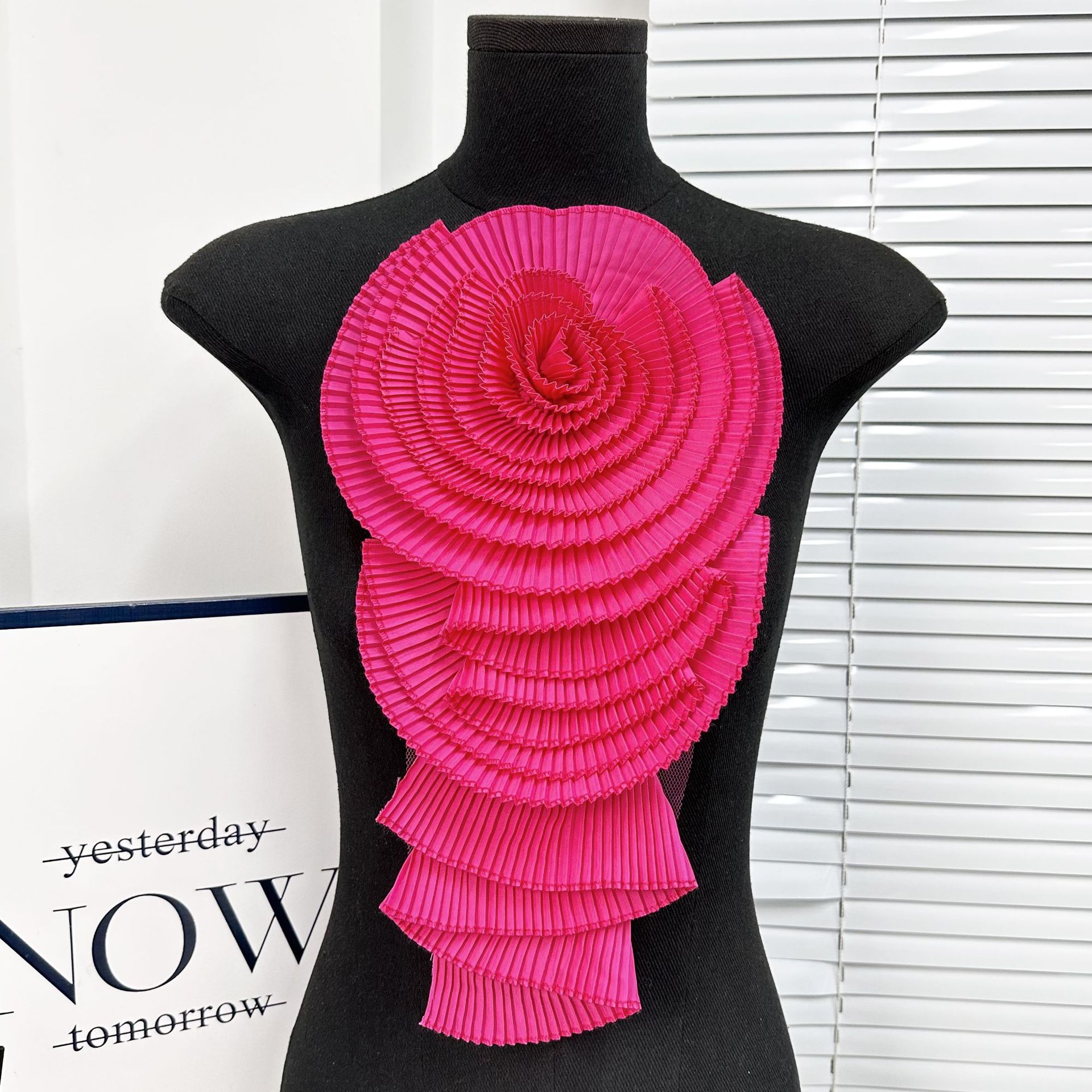 Nuevos adornos de flores grandes plisadas blancas para ropa y vestidos transfronterizos, parches de reparación DIY, accesorios de tela, venta directa de fábrica.