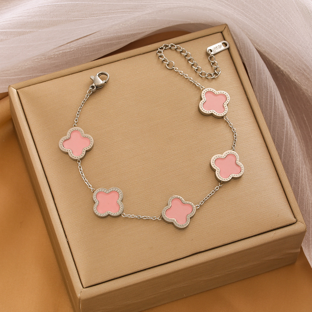 Pulsera de trébol de acero titanium vendedora caliente transfronteriza europea y americana con incrustaciones de concha pulsera colgante pulsera de diseño avanzado sin desvanecimiento al por mayor