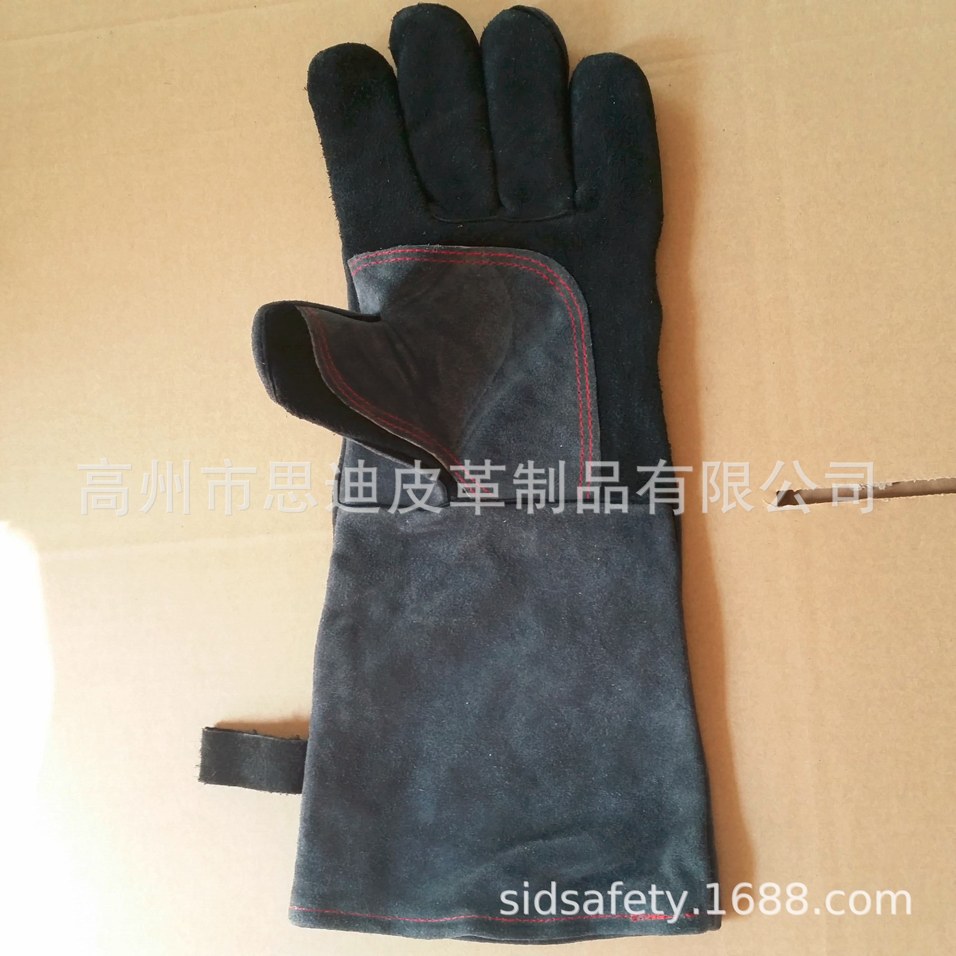 검정색과 회색 플러스 도끼 모양의 브래킷