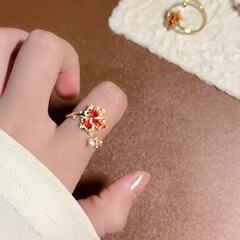 秋冬の新型レトロな赤いジルコンのカエデの指輪の女性の甘い個性の高級感があります。