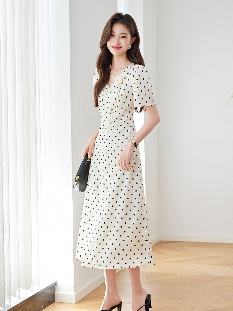 Đầm chấm bi tay phồng cổ V eo thắt dây dáng dài Z5627 — Màu đen, Màu trắng