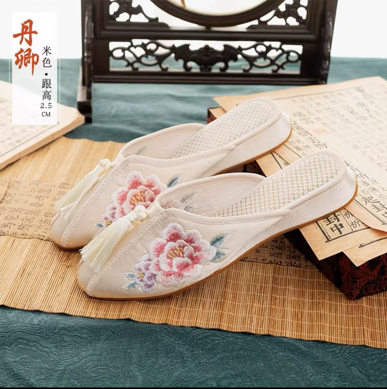 Single Qing-летние новые тапочки с вышивкой и кисточками, уличные тапочки с закрытым носком в китайском стиле, повседневная женская обувь