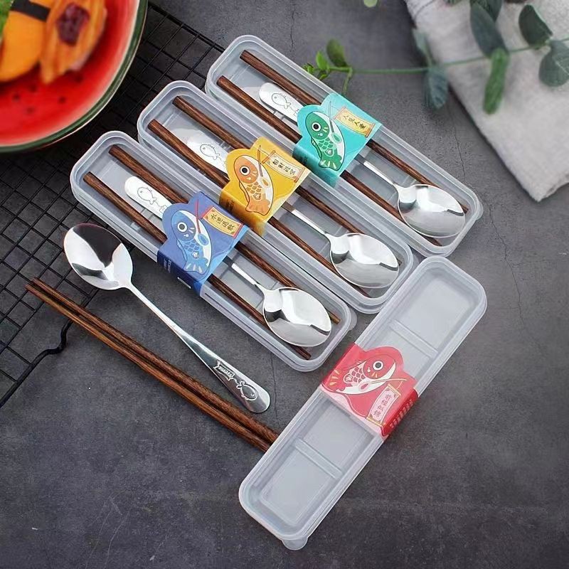 Nueva moda caja de dibujos animados de acero inoxidable regalo snack cubiertos set estudiantes portátiles cucharas al aire libre palillos