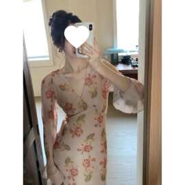 大码微胖初秋温柔仙美领喇叭袖花朵连衣裙女新款印花显瘦长裙