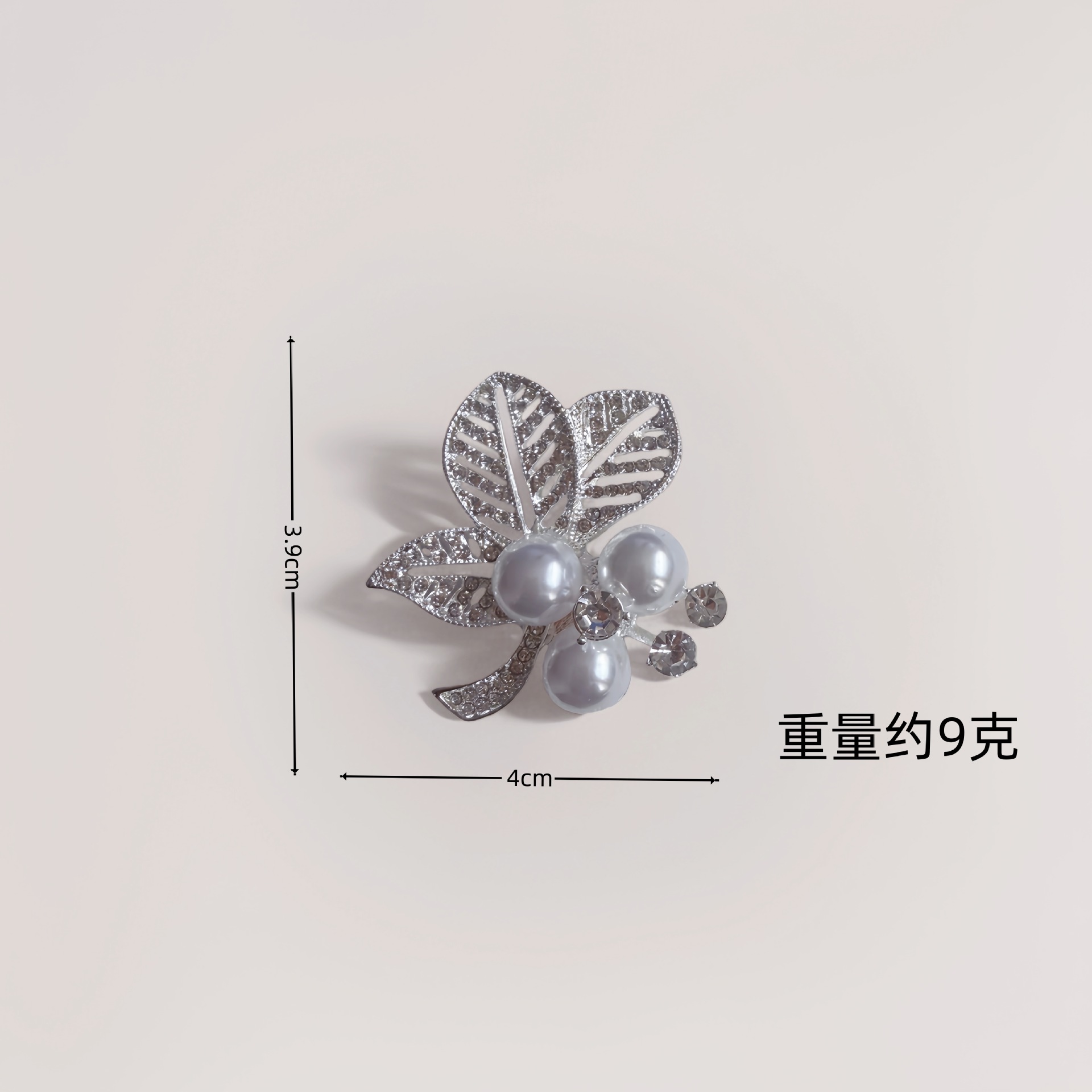 Gefertigt mit mittelalterlichem Filigran, barocken Emaille-Blumenmotiven, edlen Kristallen und Art-déco-Linien. Ein liebevoll gestaltetes, elegantes Erinnerungsstück für Geburtstage und Jubiläen._voghion.com