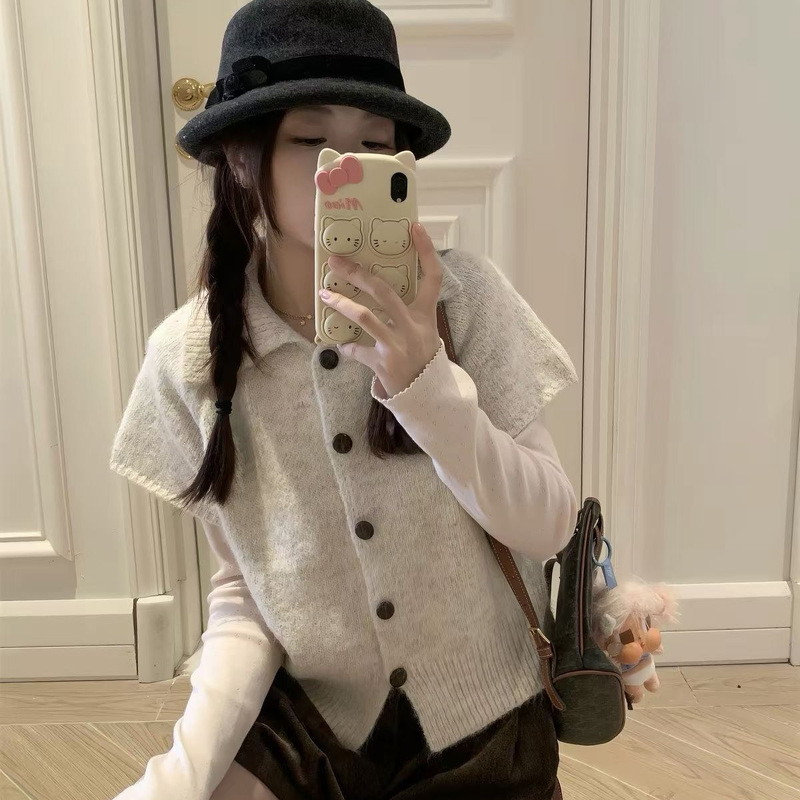 Autumn and winter collection: French-style, Korean-inspired casual polo-neck cardigan, loose-fitting short-sleeve sweater, and vest outerwear