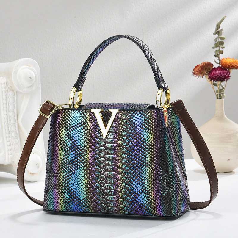 Patrón de cocodrilo de charol 2025 nuevo bolso de moda bolso de cubo de mediana edad bolso de mensajero de hombro para mujer madre degradada