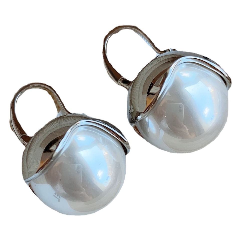 Francés retro Mori pendientes de perlas de las mujeres de lujo ligero de alta calidad de primavera y verano pendientes simples populares en línea celebridad 2023 pendientes