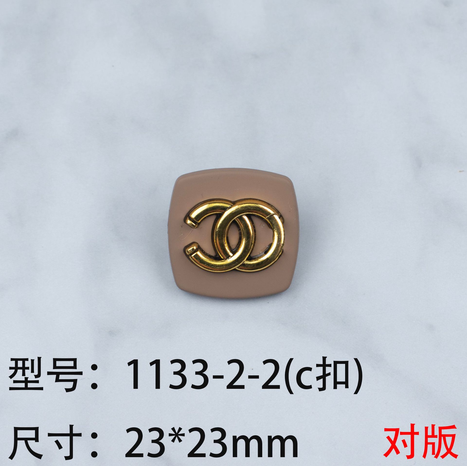 卸売りの軽豪華な貴族の小香風は漆の双cの小さいドリルのcボタンの髪飾りの紐の合金のアクセサリーの部品を焼きます。