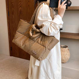 时尚ins小众女2025新款冬季大容量太空包通勤托特包手提棉服包包