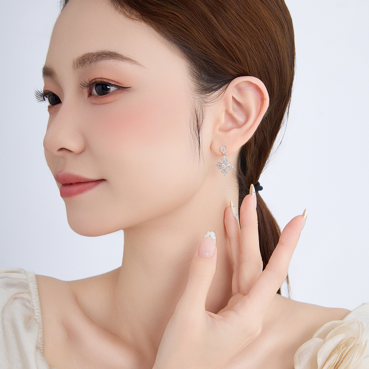 Xuping estilo simple incrustado de joyas artificiales copo de nieve aretes de brillo aleación de cobre temperamento elegante orejas al por mayor mujeres