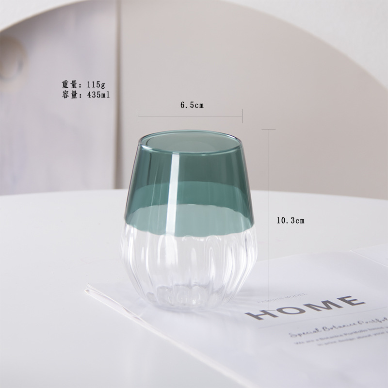 Taza de agua verde del lago a rayas