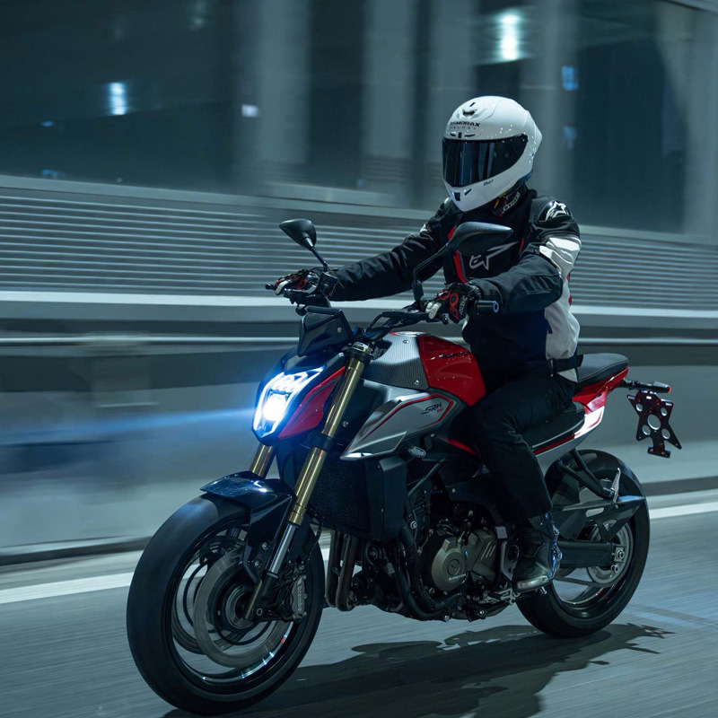 Auténtico Qianjiang Chase 550cc Guo Si Injección eléctrica puede montar en la marca de motocicleta de dos ruedas refrigerada por agua ABS + TCS ahorro de combustible