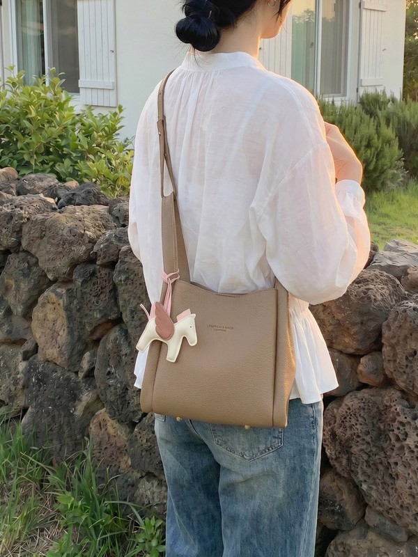 Este año popular simple bolso de cubo portátil para mujeres 2026 nuevo estilo de alto nivel lichi estampado lujoso mochila de hombro