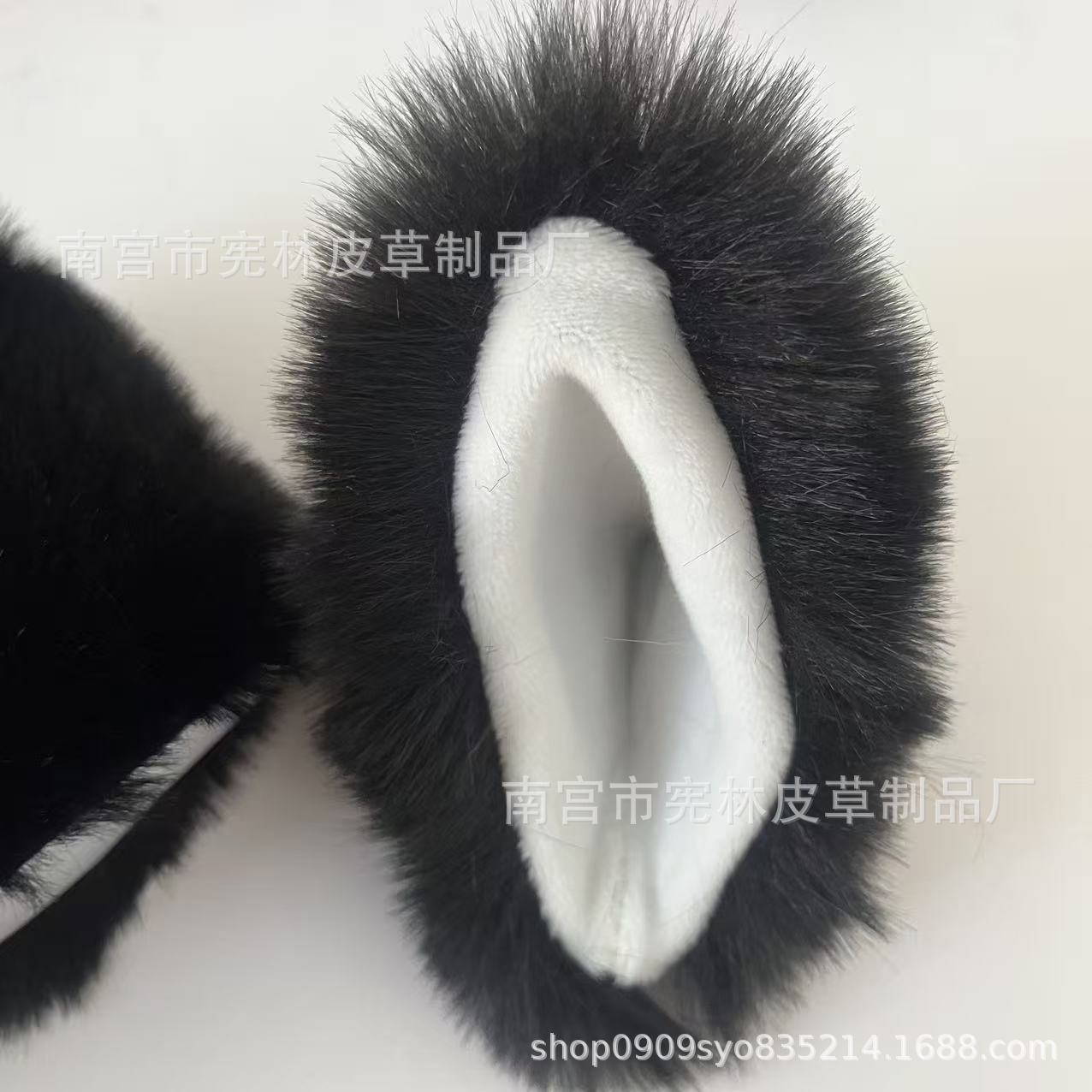 검정색 바탕에 흰색 글씨