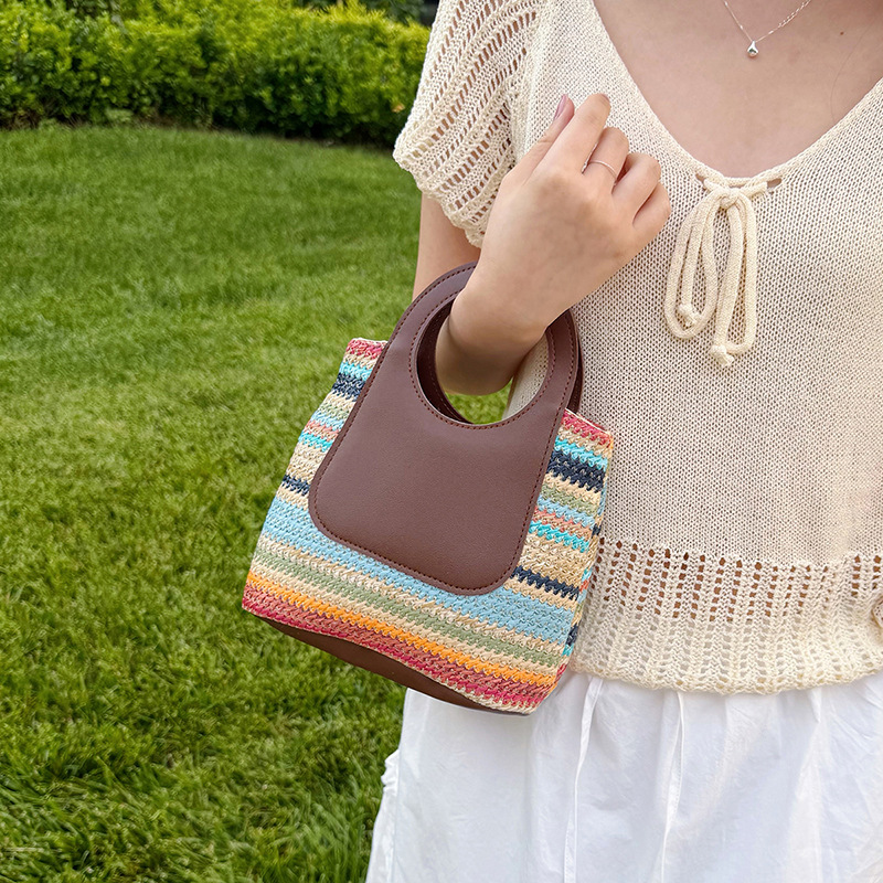 Bolsas de mano tejidas de color para mujeres 2026 nueva moda versátil nicho sensación de diseño de bolsas de viaje coreanas