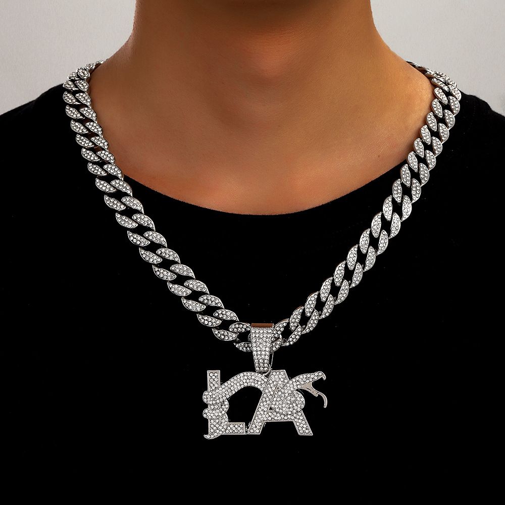 Nuevos productos transfronterizos calientes llenos de letras de diamante LA forma de serpiente personalidad collar logotipo de moda collar de joyas de cadena cubana