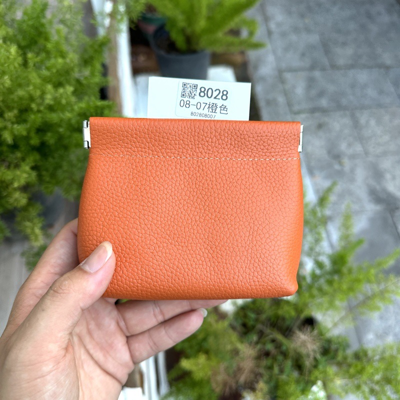 厚手の収納袋のトップ層の牛革は閉じています。